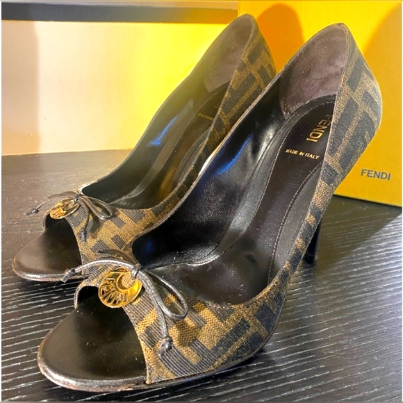 Fendi Spuntata Vernice Peep Toes Gynaikeia Papoytsia